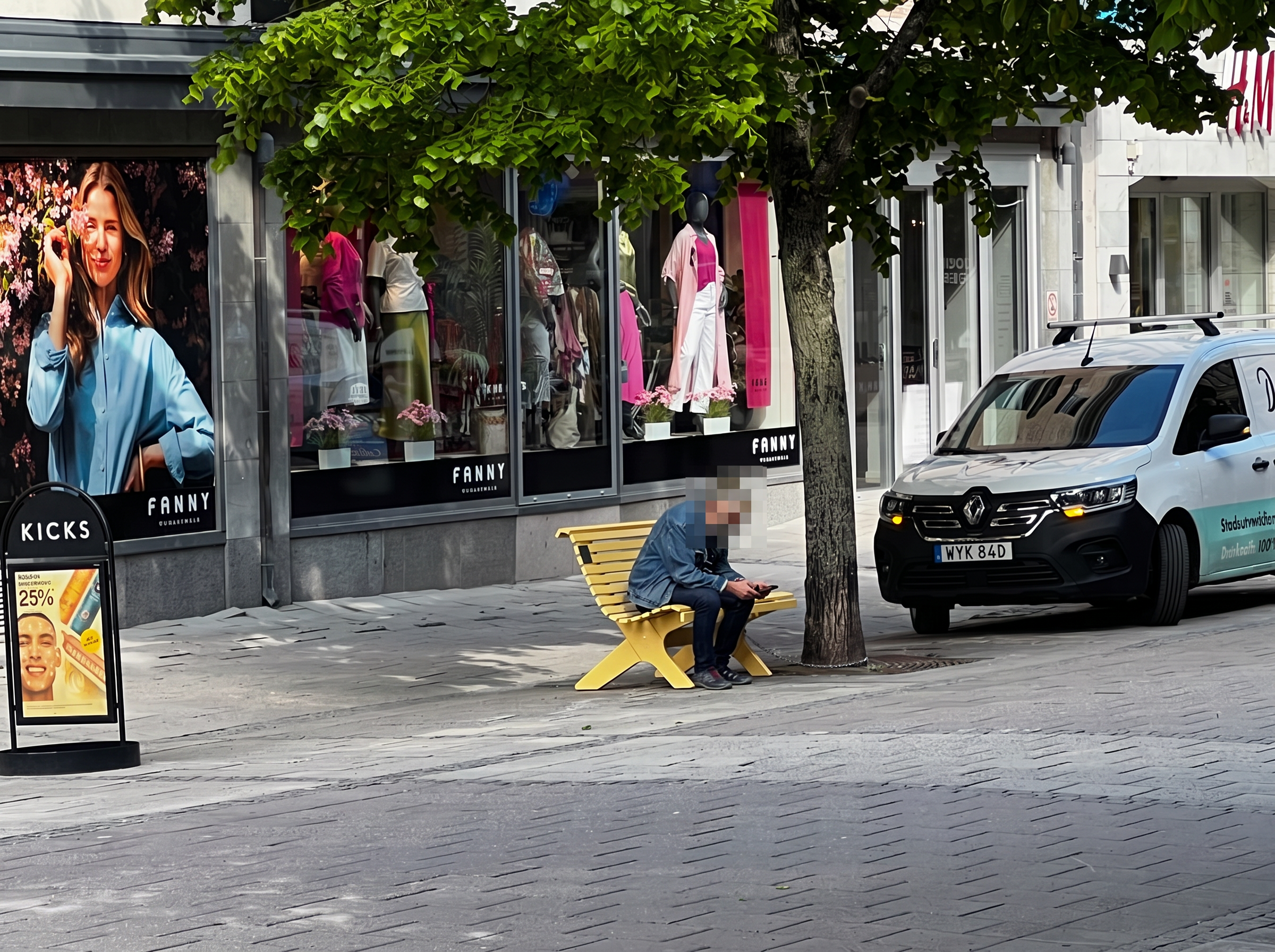 Den gula bänken på Storgatan i Sundsvall